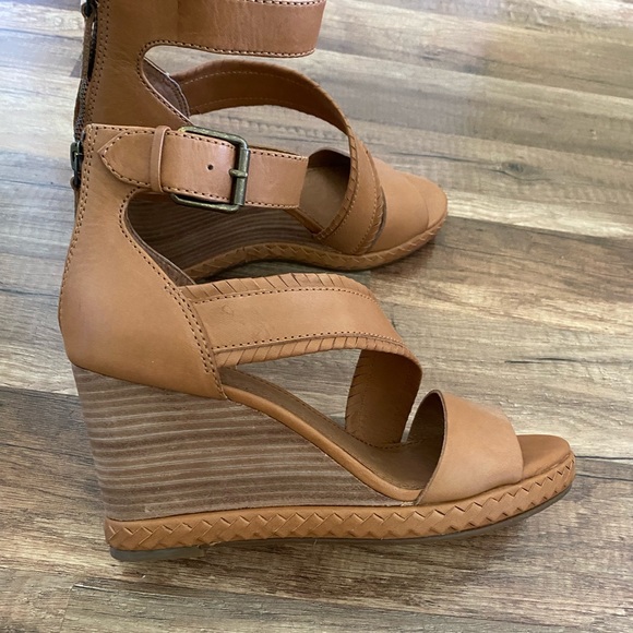 Frye Shoes - Frye Women's Riviana Feather Wedge Flat Sandal